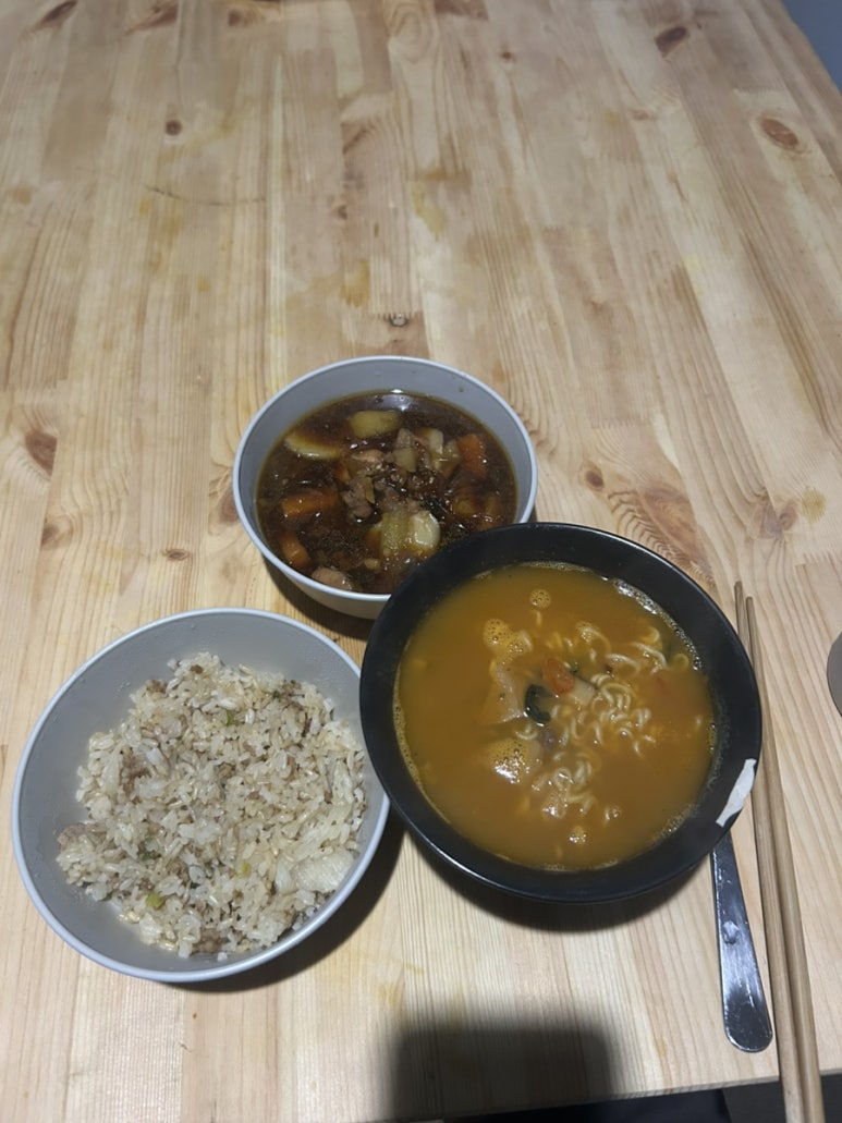 소고기 튀김이랑 찜닭이랑 짜파게티를 먹기도 하고