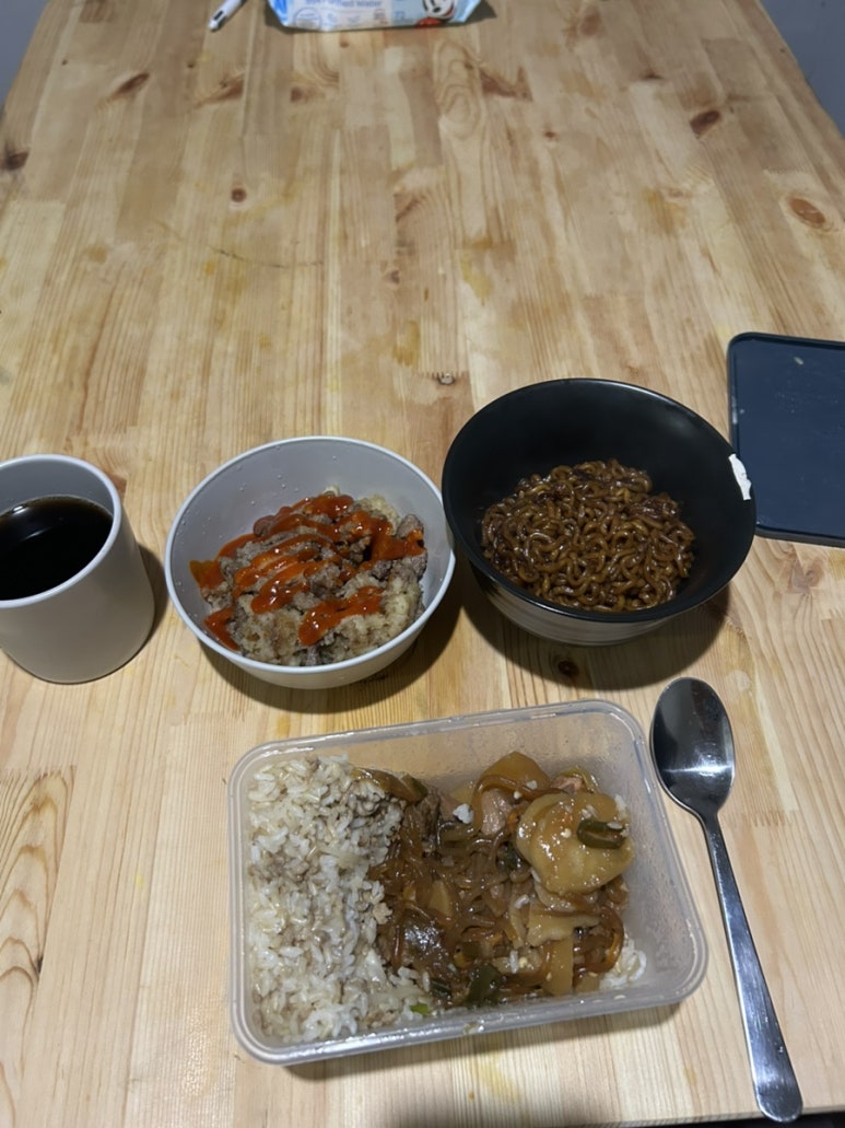 소고기 튀김이랑 찜닭이랑 짜파게티를 먹기도 하고