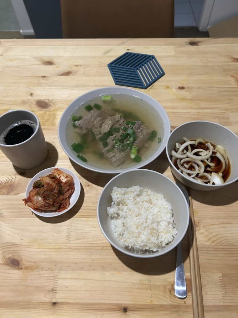 남음 흰밥과 소고기 수육 김치 양파장까지 해두고 냠냠