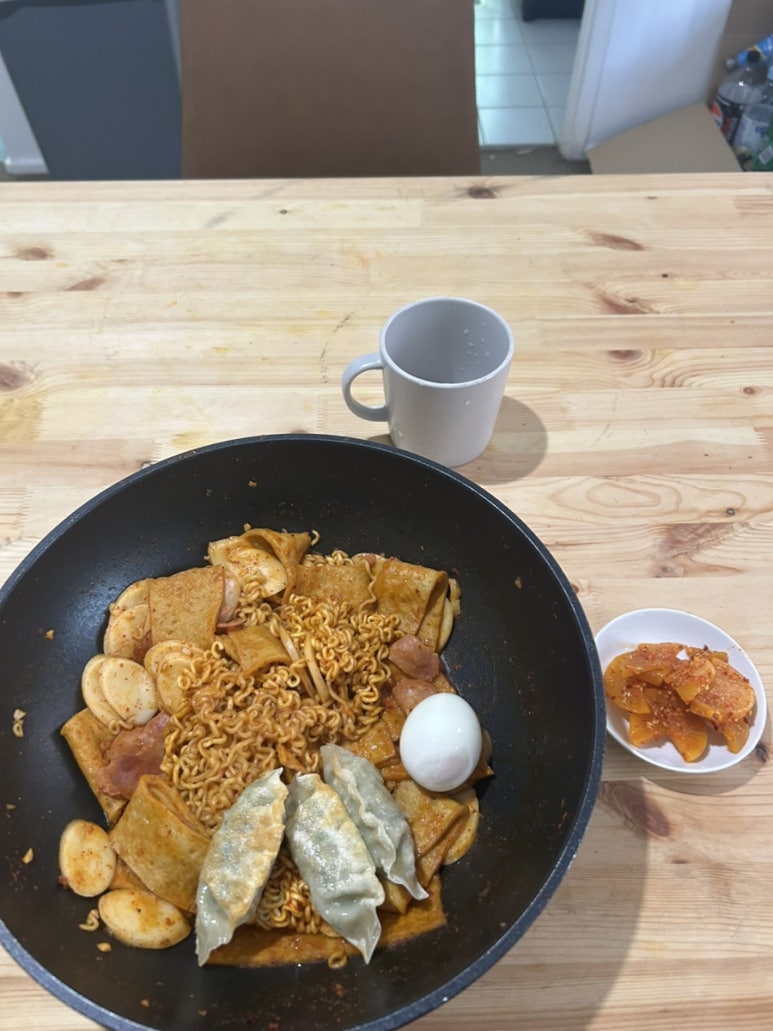 그리고 남은 떡이랑 재료 다 털어서 만든 라볶이까지!!!