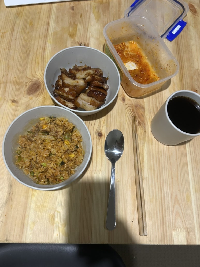 볶음밥에 갈비 없는 돼지갈비 단무지 무침까지