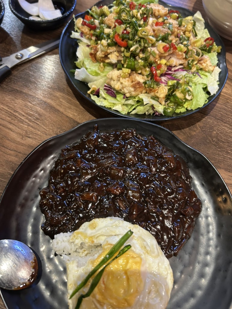 Rhodes까지 간 김에 에이전시 사장님이랑 저녁 먹었어요 메뉴는 짜장밥과 유린기!