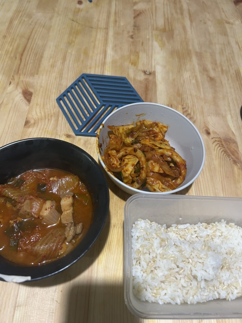시티 열심히 돌아다니고 집에 와서 오징어볶음과 김치찌개랑 밥도 먹고