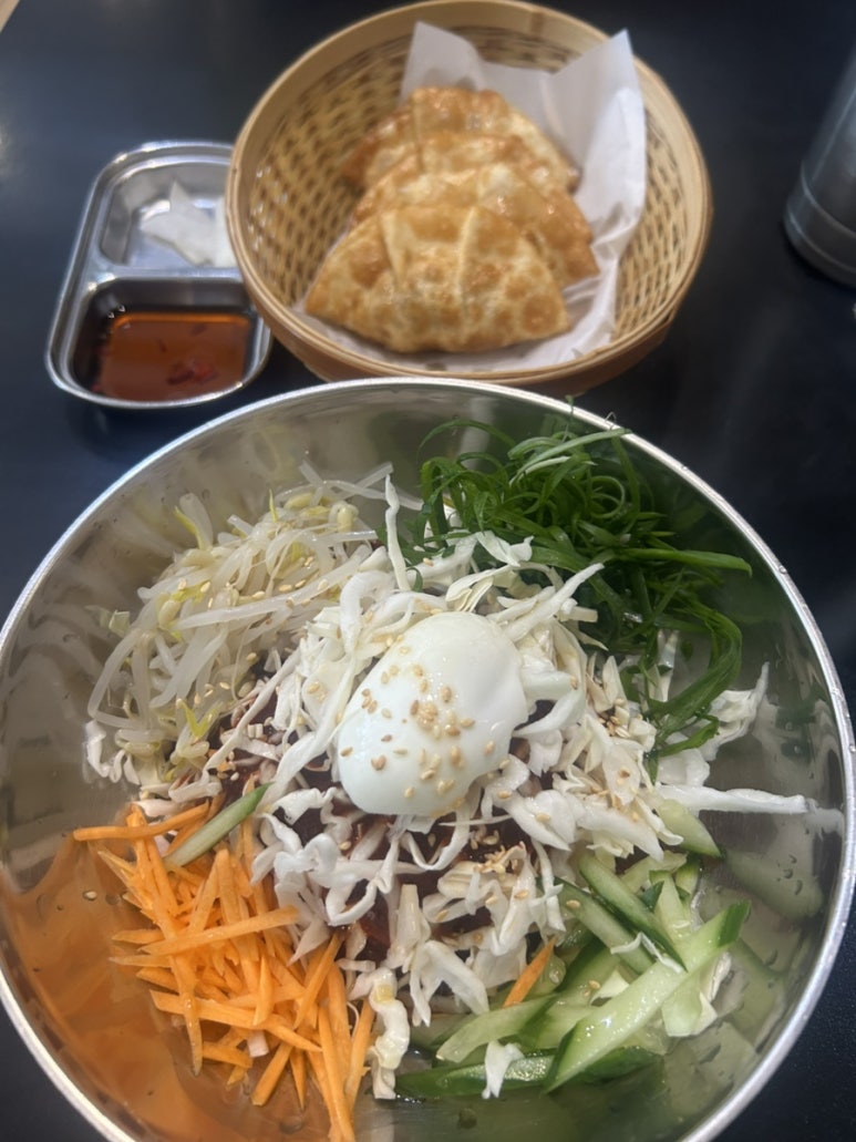 집에 가기 전에 잠깐 식당에 들러서 쫄면과 튀김 만두 호로록 먹어주고 집으로 돌아왔어요
