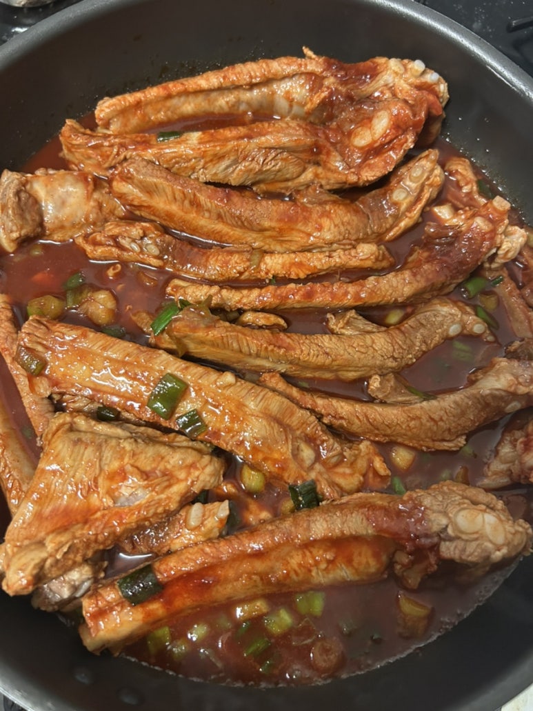 그리고 집에 가서 차를 타고 장을 보고 돼지갈비를 사 왔어요