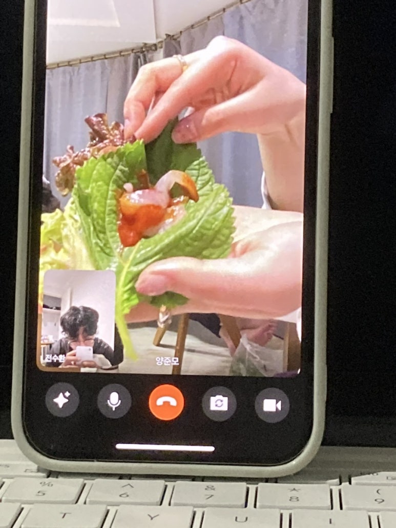 근데 자꾸 호주에는 회 없지 하면서 회 쌈 싸 먹는 걸 보여주는데 놀리려고 전화했던 게 분명한 느낌이었어요
