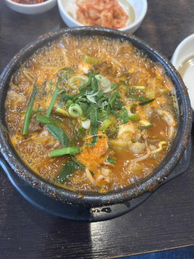 메뉴는 돼지 국밥입니다