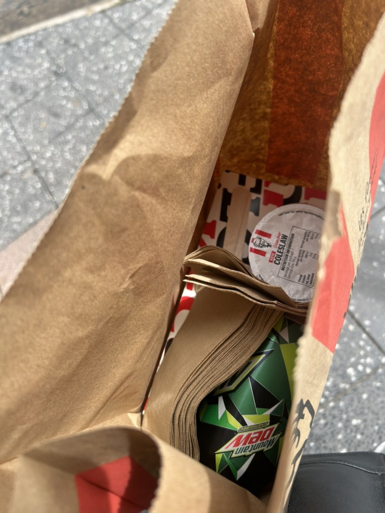 GP 다녀와서 KFC를 먹었어요 생각보다 싸더라고요 평일에 런치세트를 시켜서 그런가?