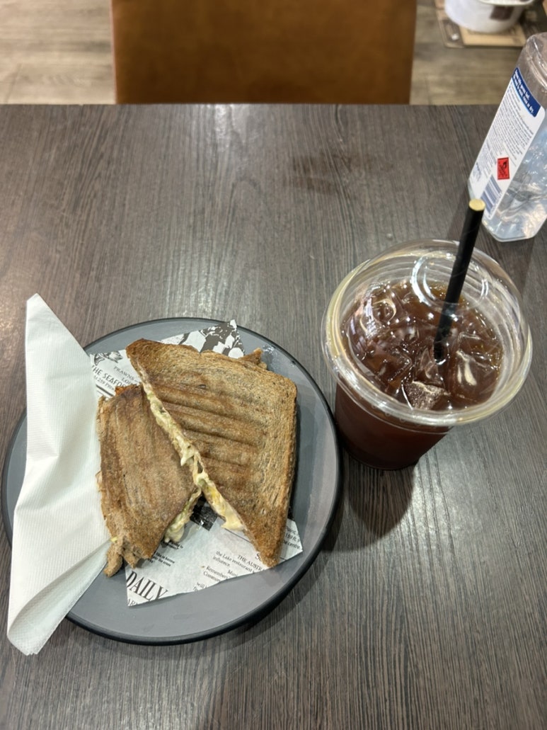또오또 시티에 기어내려와서 집을 보러 왔어요 아침에 호주 플랫폼에서 찾은 집 하나 그리고 오후에 한인 커뮤니티에서 찾은 집 하나