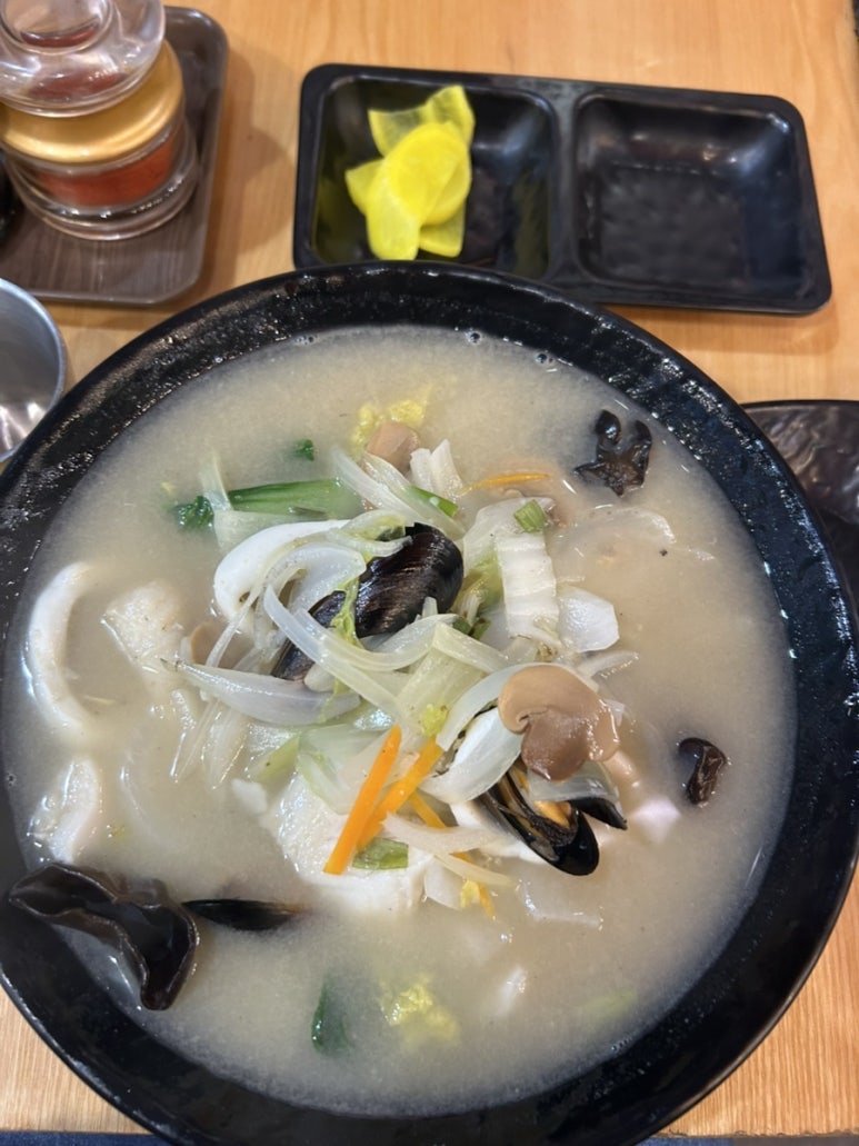 공원에서 누워있다가 같이 국밥 먹었던 분과 함께 짬뽕 먹으러 왔어요