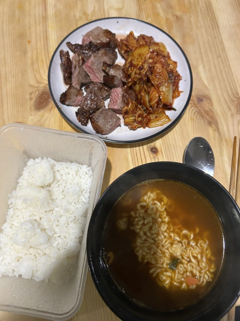 남은 밥 이랑 라면 그리고 고기 김치도 조져줬어요!