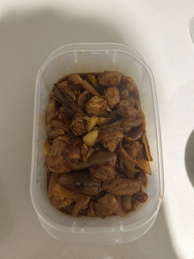 그 와중에 집에서 밥 값 아낀다고 밥도 잘 해먹고 있어요