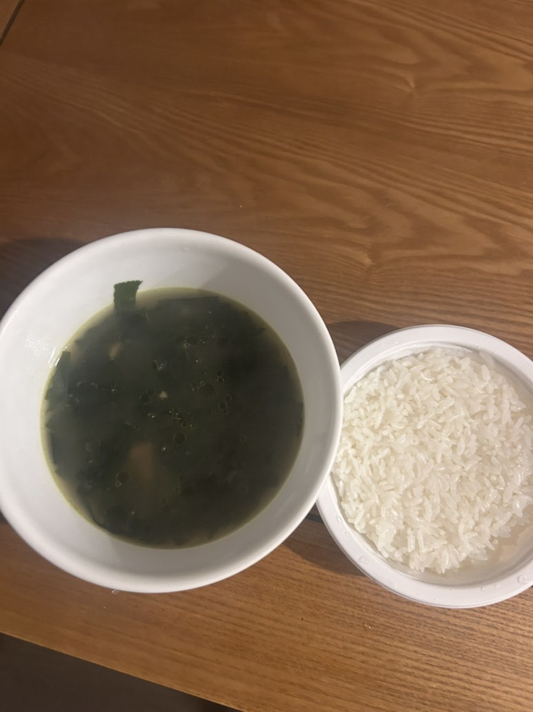 생일이라고 한인 마트 뒤적거려서 미역국 컵밥도 사다가 먹었어요
