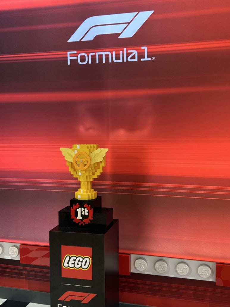 그리고 레고 매장에 갔어요 F1 우승컵을 레고로 만들어 놨어요