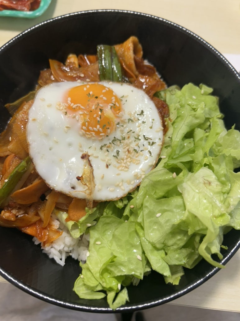 또 하우스 메이트 형님이랑 집 근처 식당에 왔어요