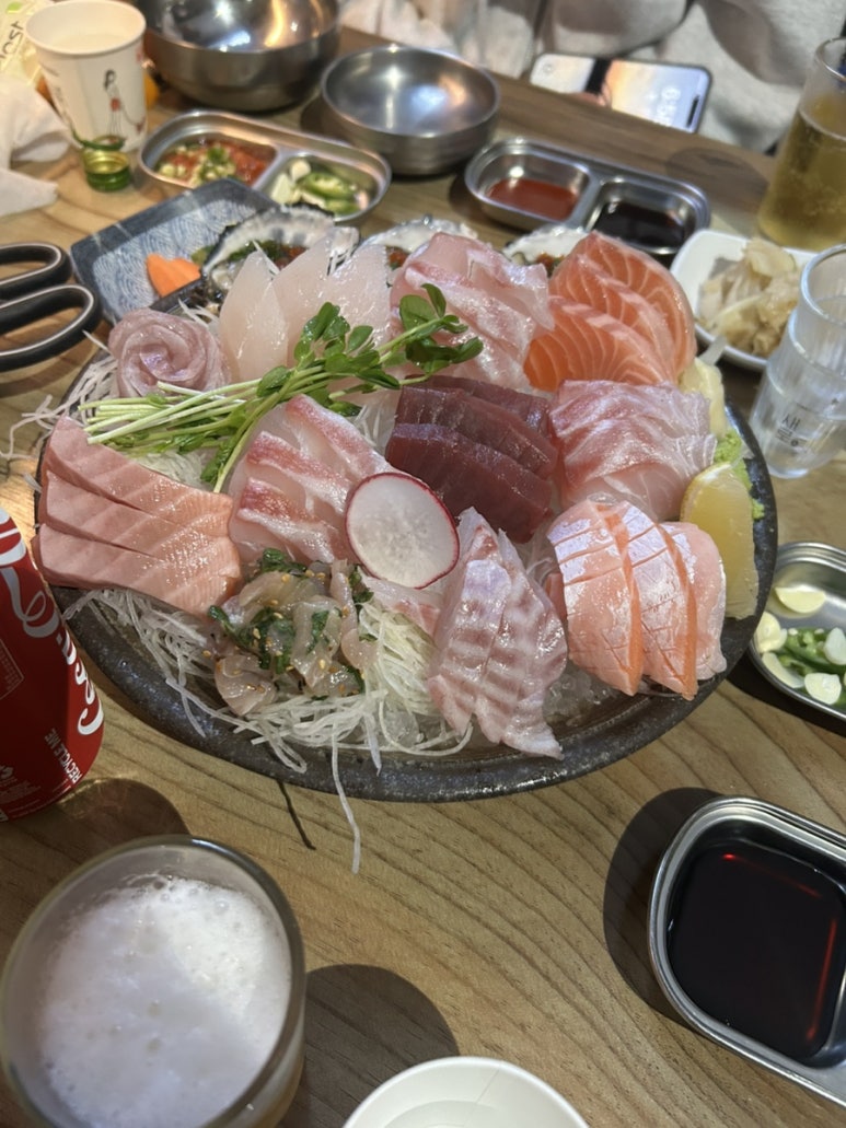 친구를 만나서 회를 먹으러 갔어요
