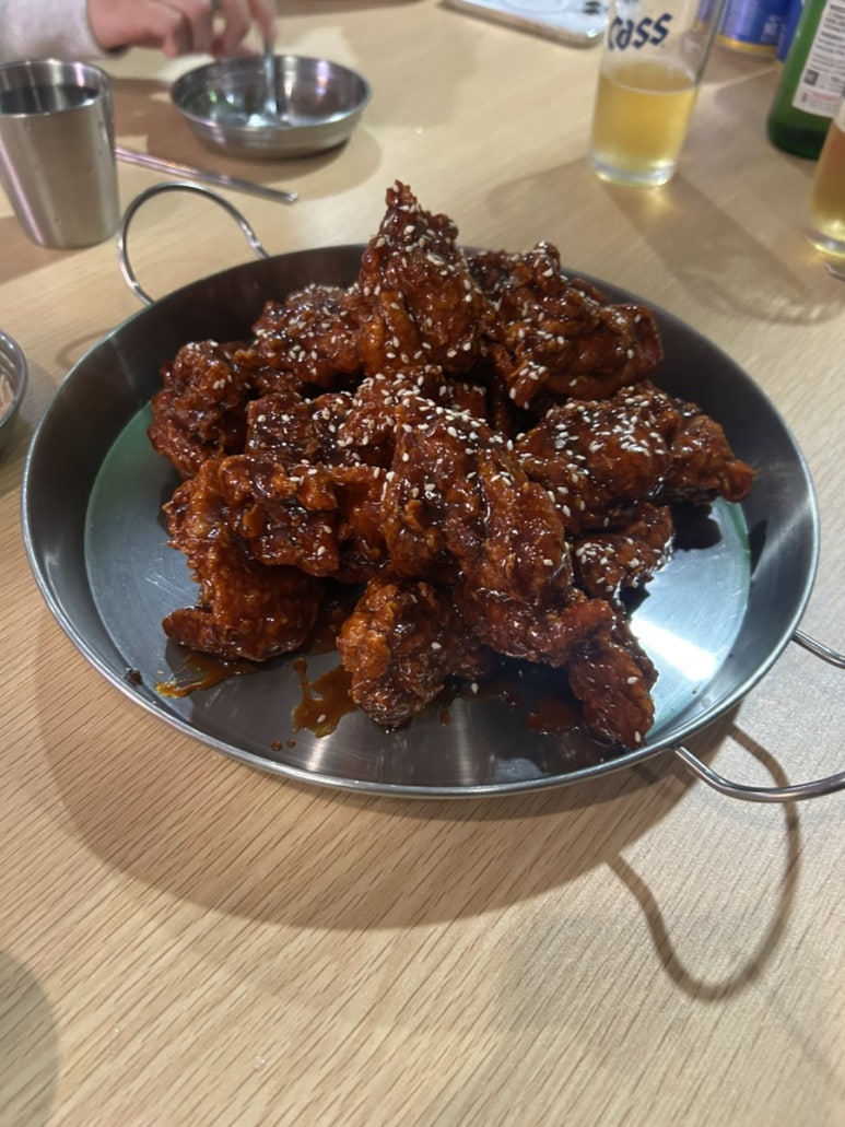 그리고 바로 2차로 옆 가게로 가서 한국 치킨을 먹었어요