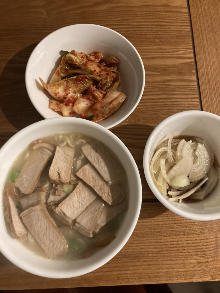 그래서 집에 와서 사리곰탕+보쌈 조졌어요