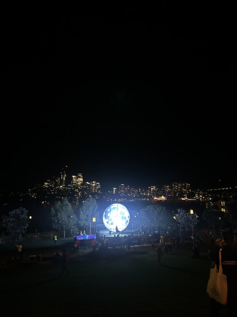빛나는 달을 배경으로 사진도 찍을 수 있어요