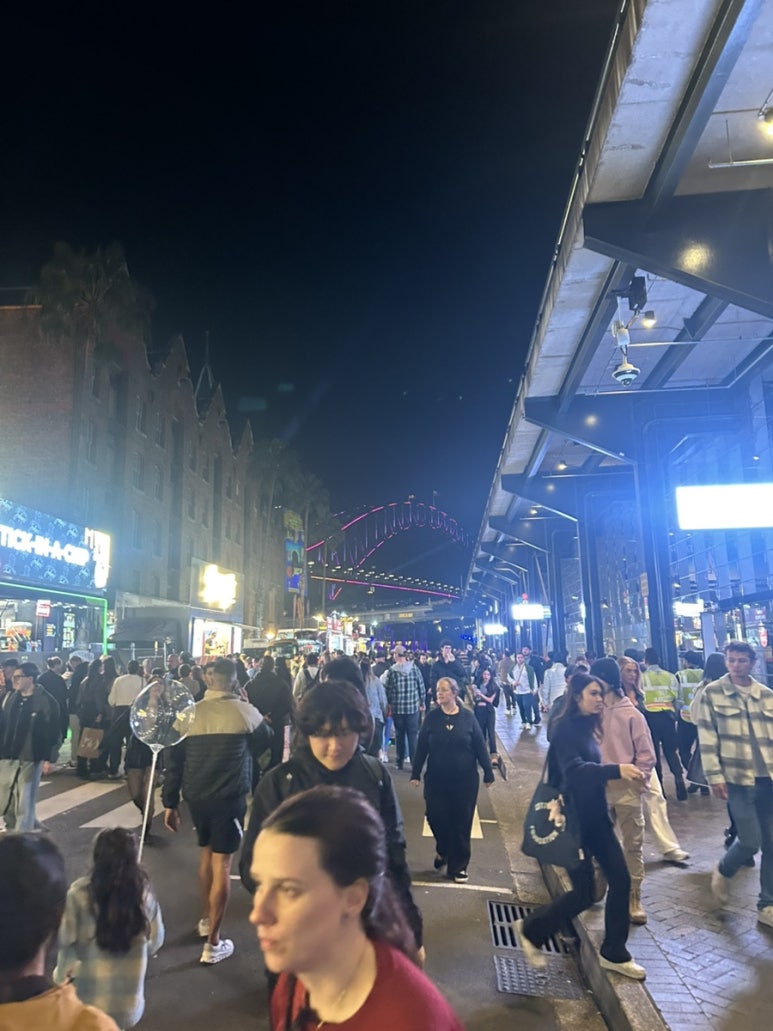 그리고 이렇게 푸드트럭이 자리를 잡고 도로를 차가 못 다니게 막아놨어요