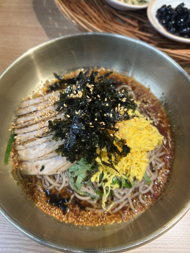 구린 비비드 시드니 기간 중에 친구 만나서 들기름 막국수를 조졌어요