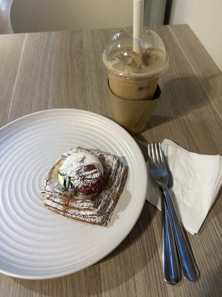 도서관에서 공부하고 오는 길에 집 앞 카페에서