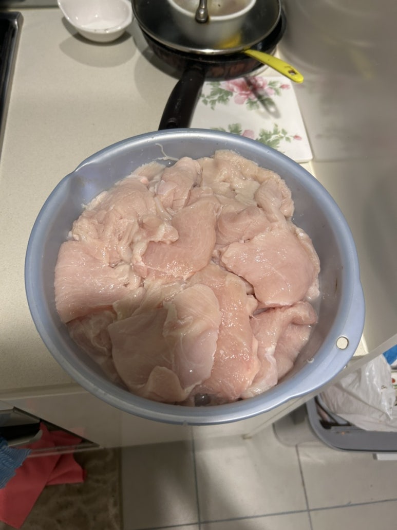 포 뜬 닭 가슴살을 우유와 청주를 섞어서 재워주고