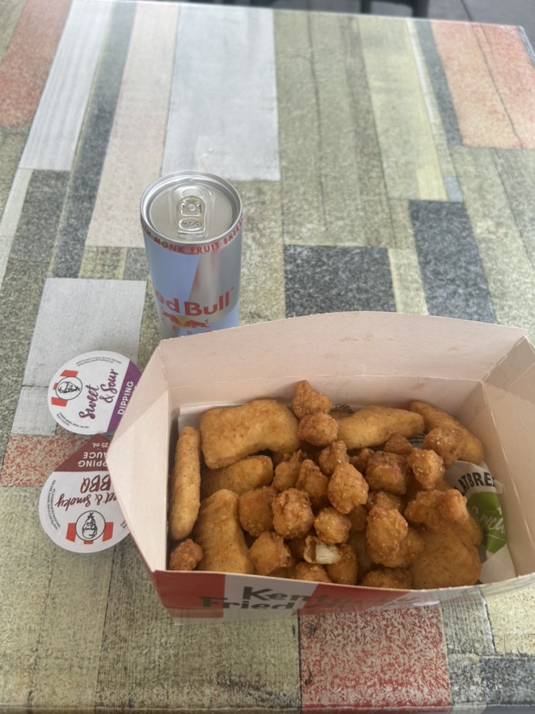 아침에 운동 끝나고 KFC에서 각종 치킨을 시켜 먹었어요