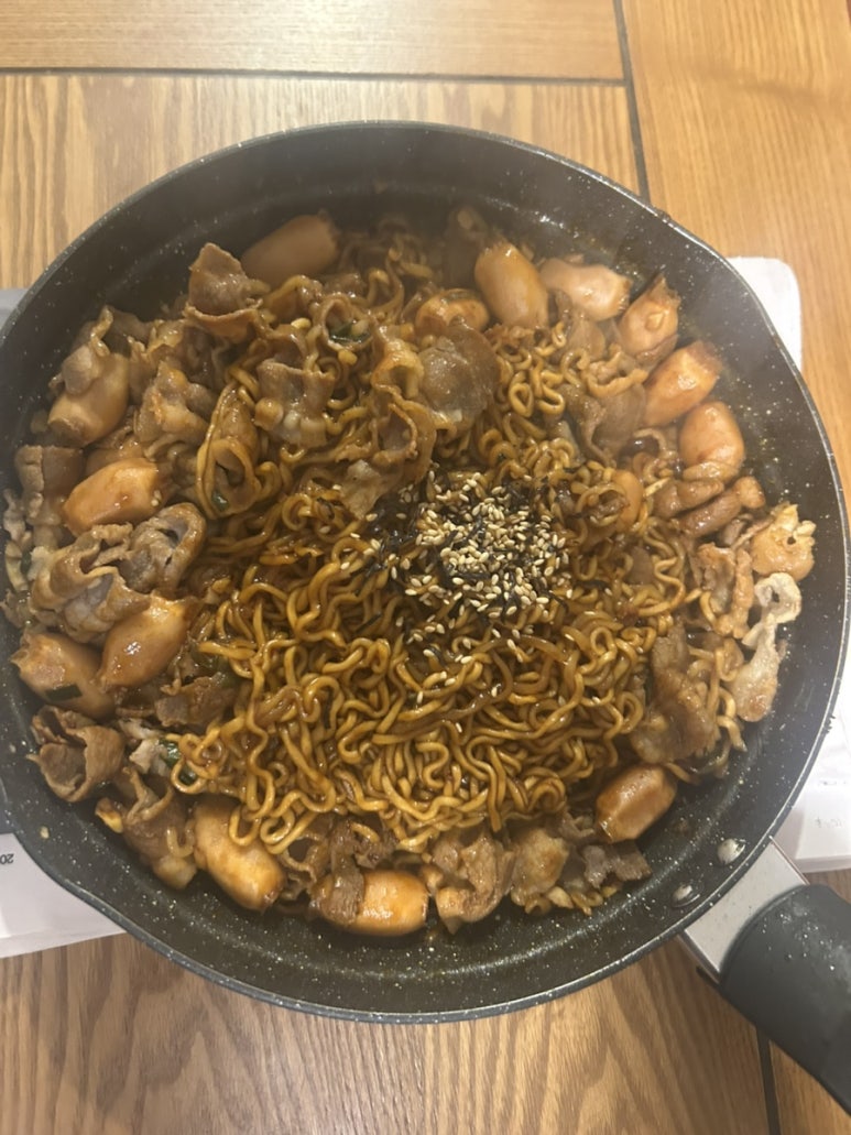 이사 가기 전에 남은 식재료 처리할 겸 짜파게티 + 불닭 + 삼겹살 + 소시지를 먹었어요