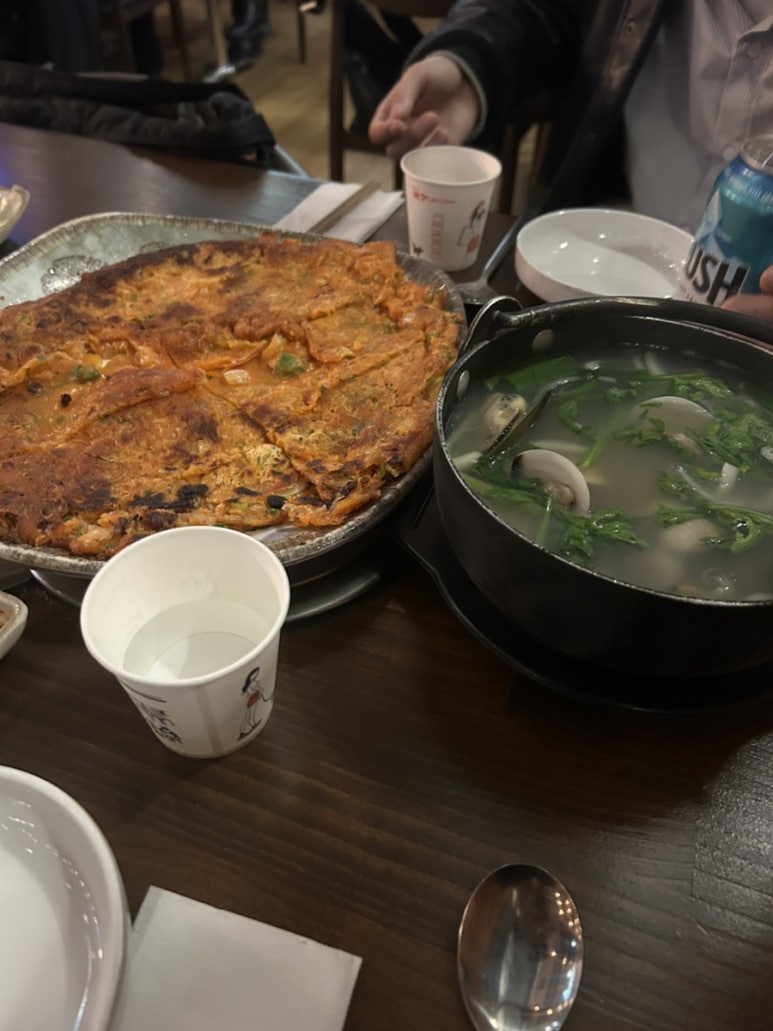 그리고 시드니 친구와 함께 조개탕에 김치 부침개까지 맛있게 먹었습니다
