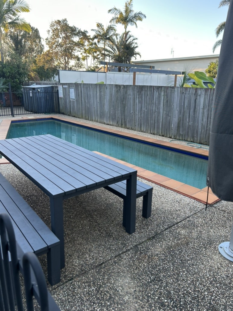 저번 글에 못 올렸던 새로운 집에 있는 수영장입니다