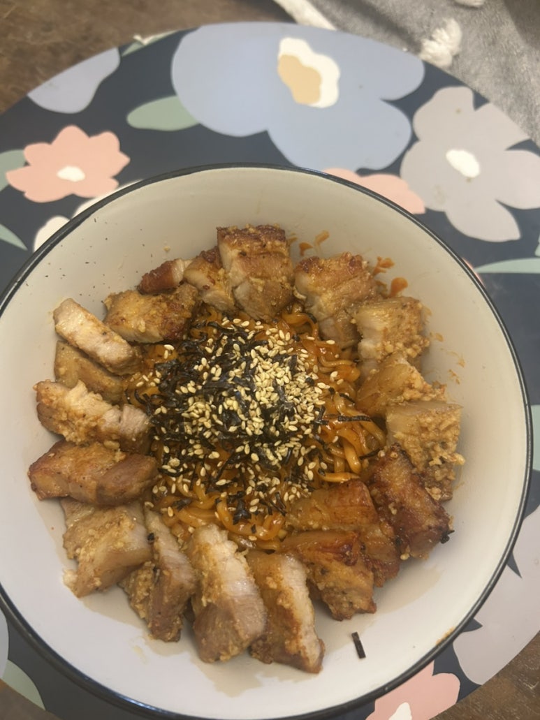 오삼불고기 하고 남은 삼겹살에 불닭도 먹어주고