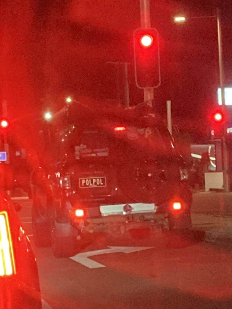 저번에 테슬라에 붙어있던 OILRIP 다시 만나면 꼭 찍는다