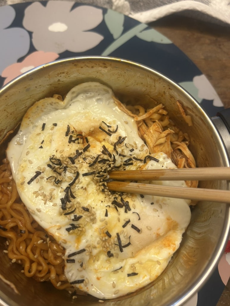 배달하고 헬스 갔다 돌아와서 불닭에 닭 가슴살에 계란!