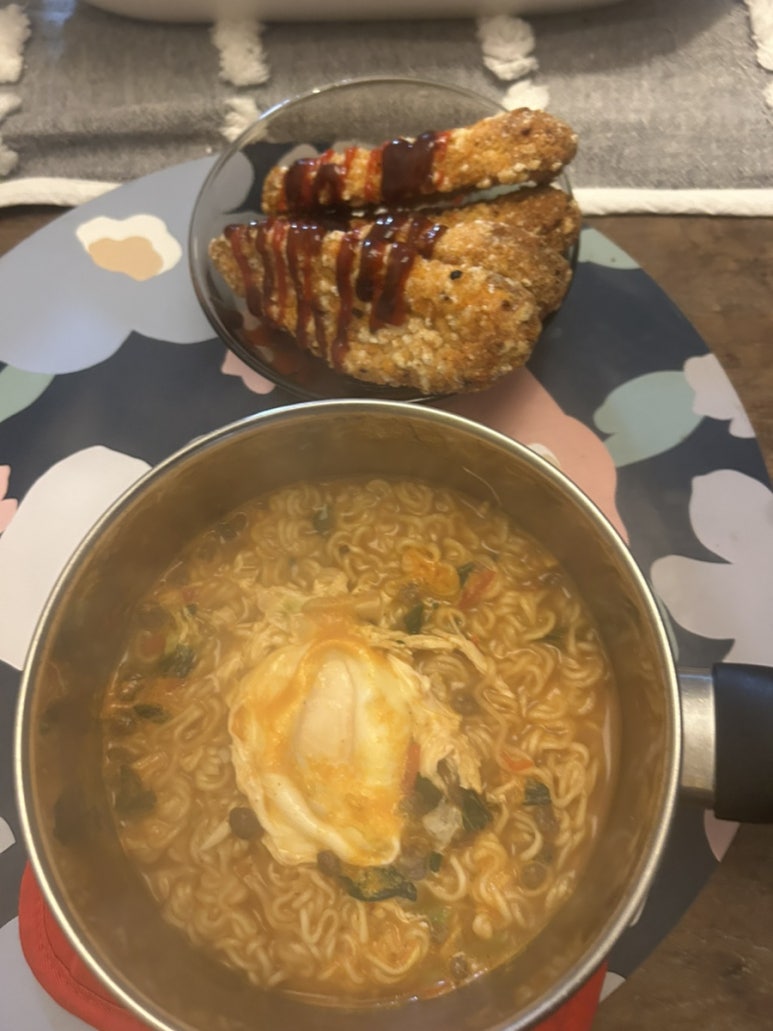 주말 아침에는 늦잠도 좀 자고 뒤척이다가 라면을 먹어요