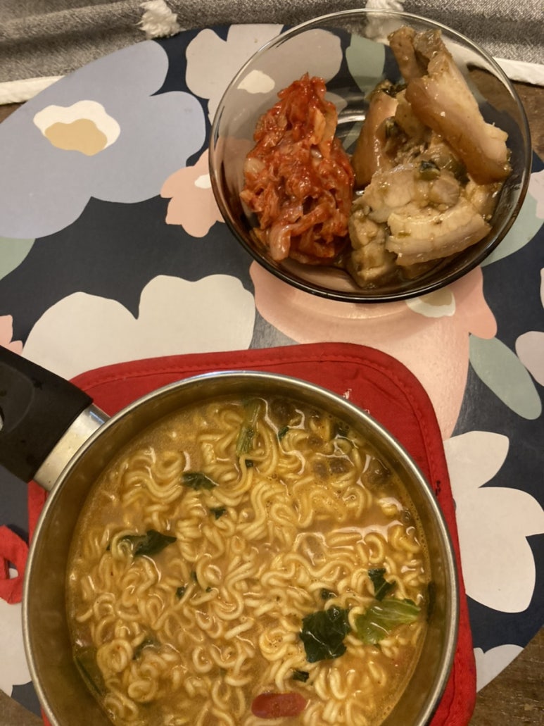 먹다 남은 수육과 라면, 김치