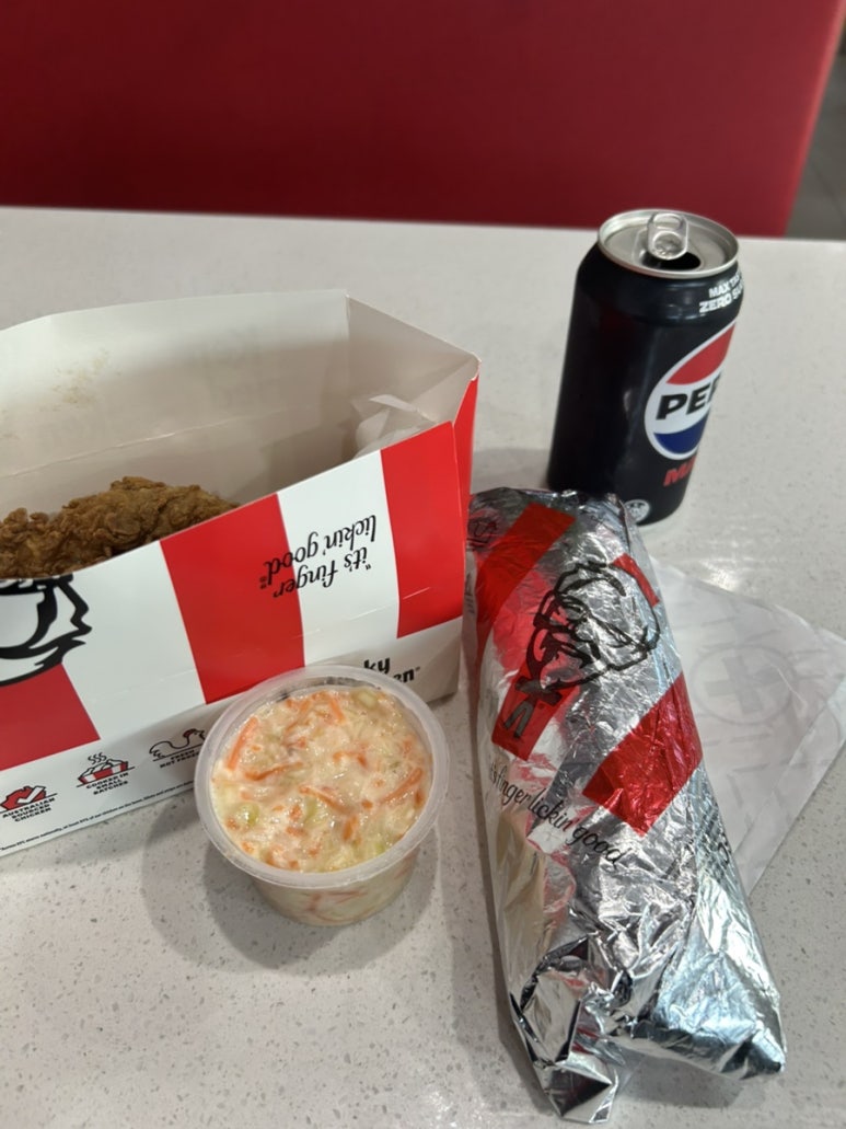 배달 가기 전에 배달 대기하면서 KFC를 부셨습니다