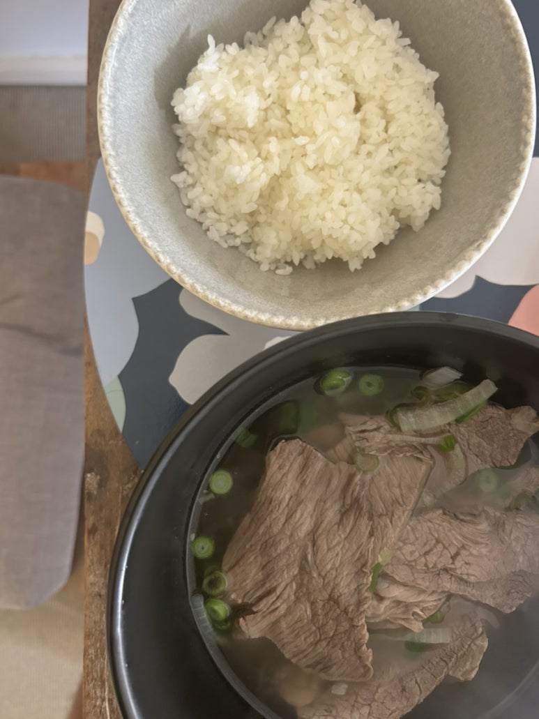 일단 간단하게 국밥부터 슥 먹어주고요