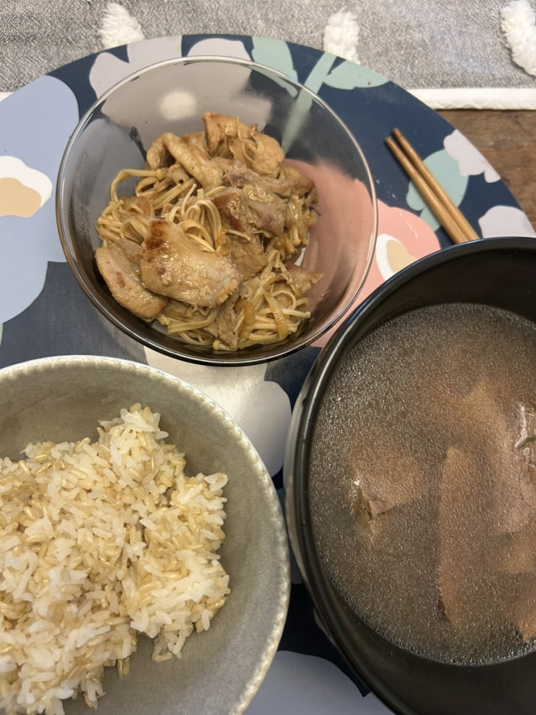 남은 국밥과 돼지고기 버섯볶음도 먹어주고!