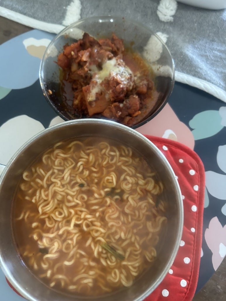 라면이랑 닭갈비도 먹어주고