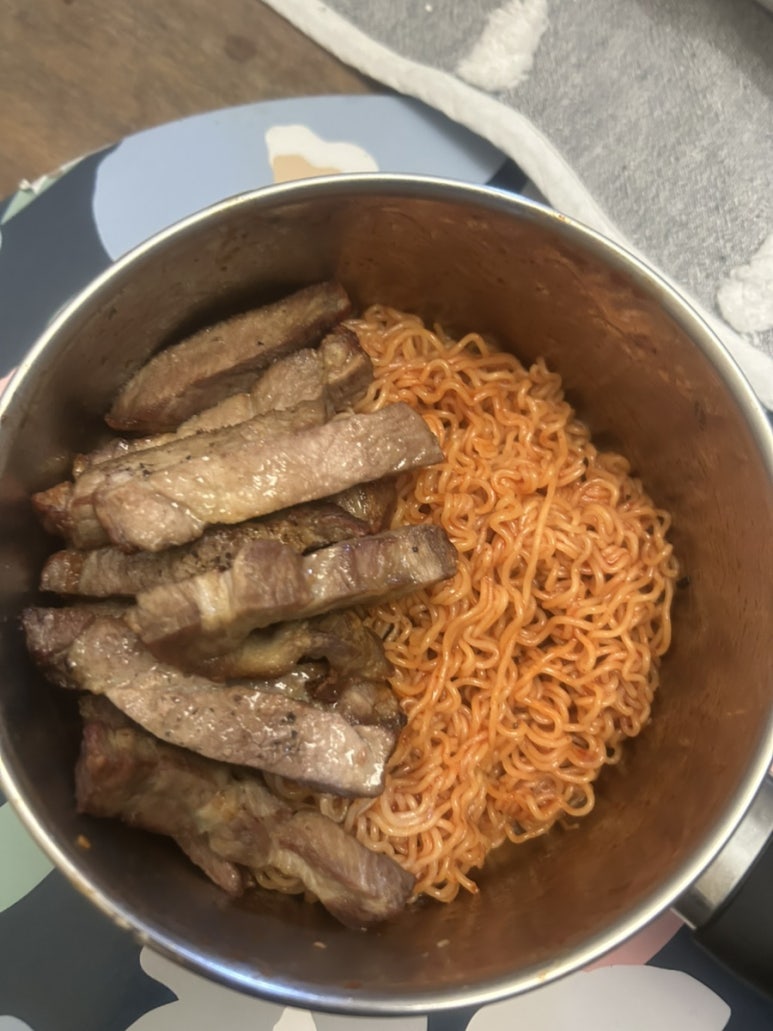 집에 와서 비빔면에 목살까지 먹으며 살크업 완료!