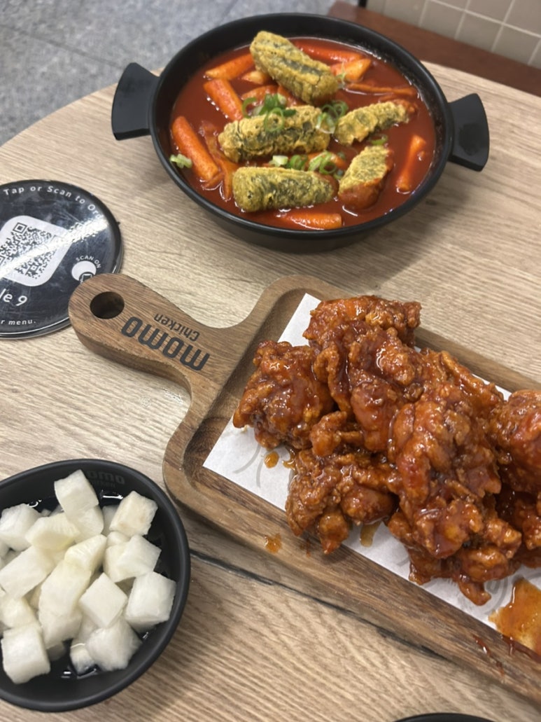 선샤인 플라자에 모모 치킨!