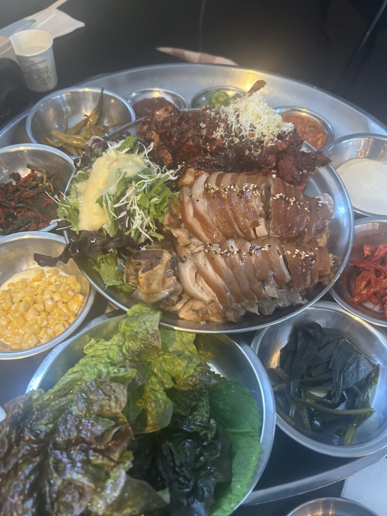 카페 갔다 패디스 마켓도 가고 어딘가에서 앉아있다가 리드컴에 족발을 먹으러 갔어요