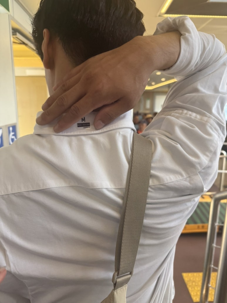 새로 산 옷을 개시했는데 사이즈 스티커가 붙어 있던 건 안 비밀