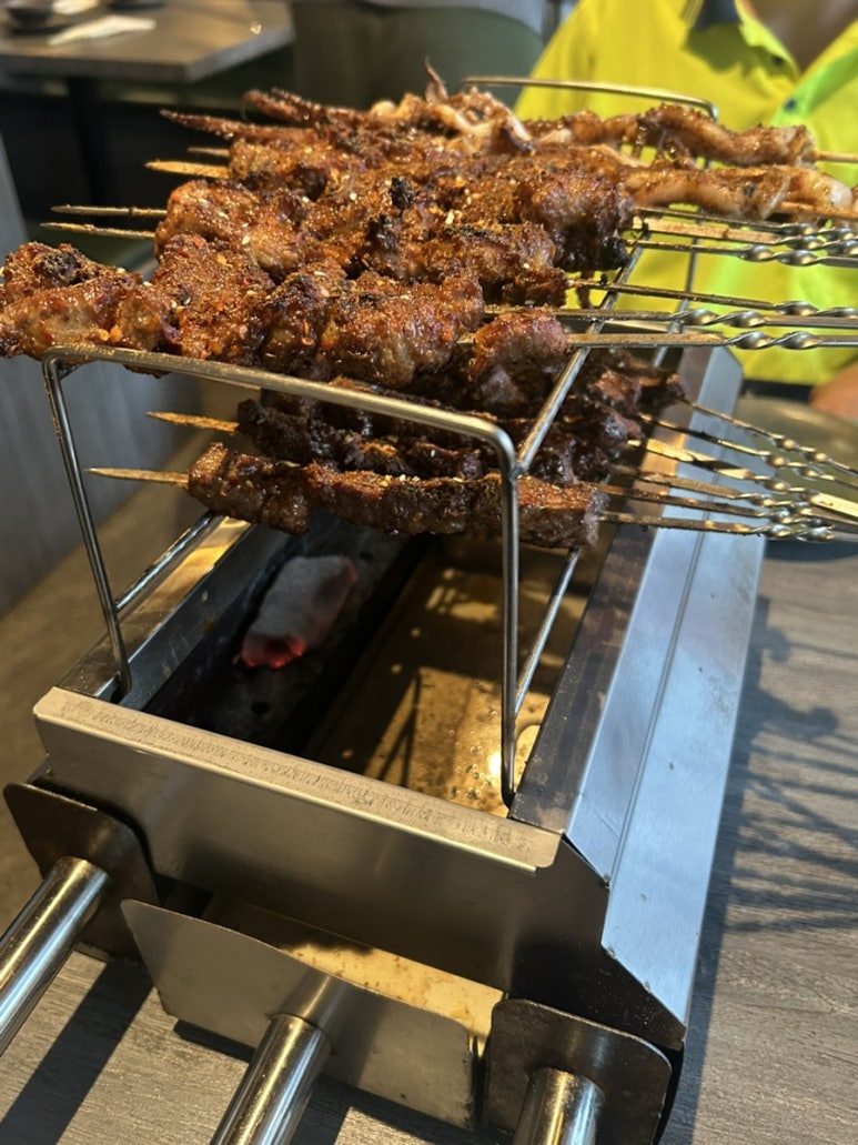 그리고 저녁에 한국에서부터 알던 형을 만나 마라 꼬치를 먹으려고 했는데