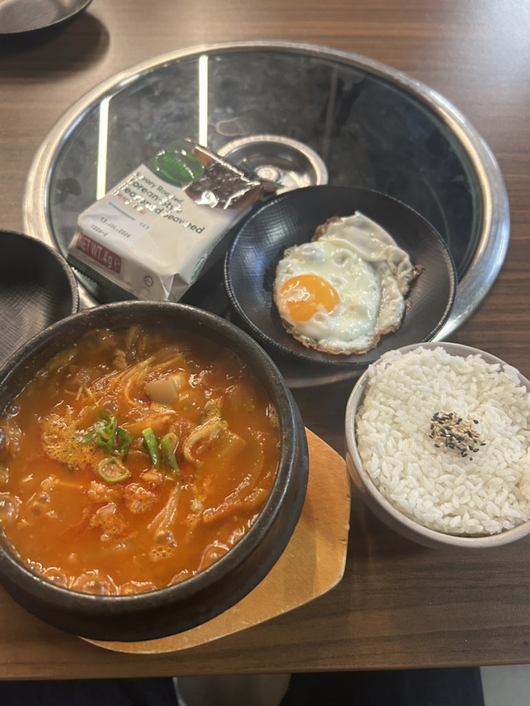 프리맨틀로 돌아와서 저는 혼자 김치찌개를 야무지게 먹었어요