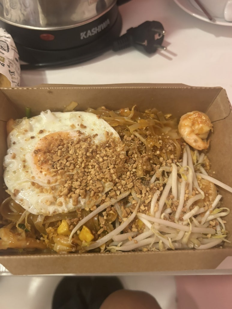 도착하자마자 바로 그랩으로 음식을 시켰어요