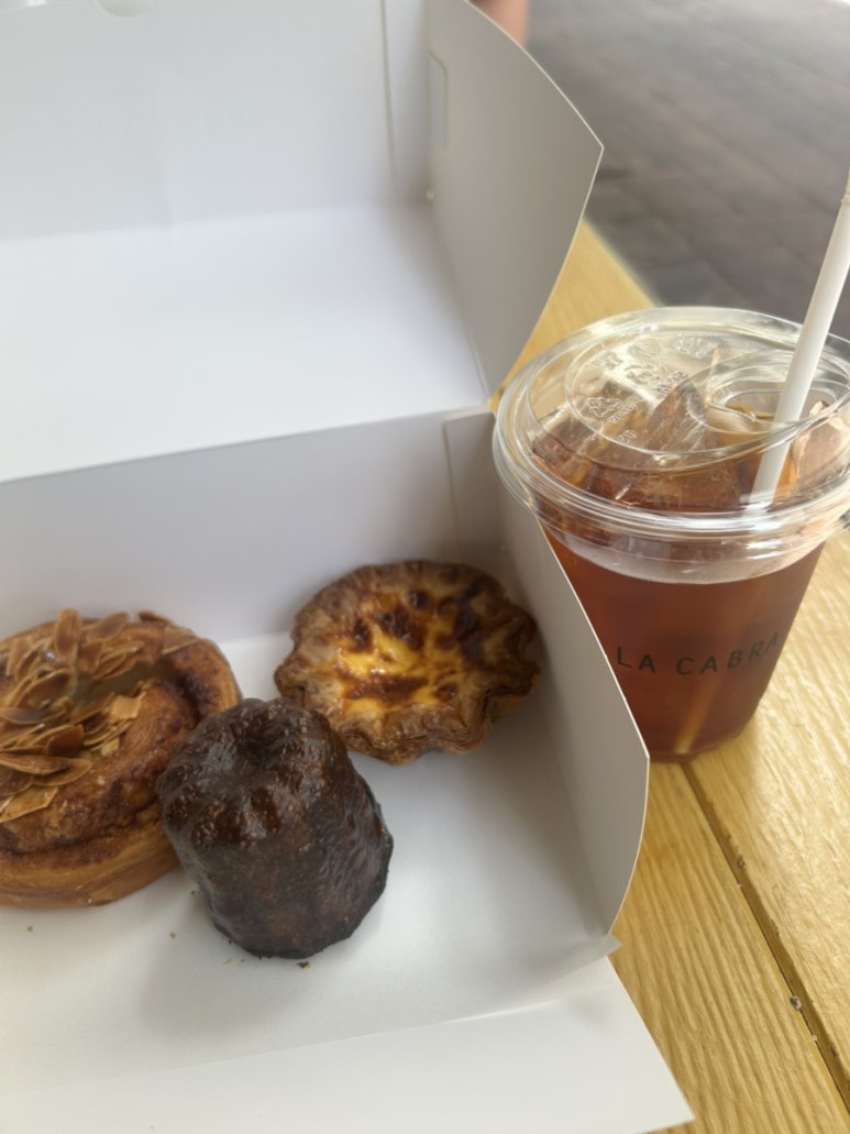 푹 자고 일어나서 숙소 근처 카페에서 빵을 털었어요