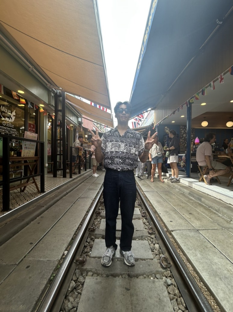 그리고 위험한 기찻길 시장도 왔어요