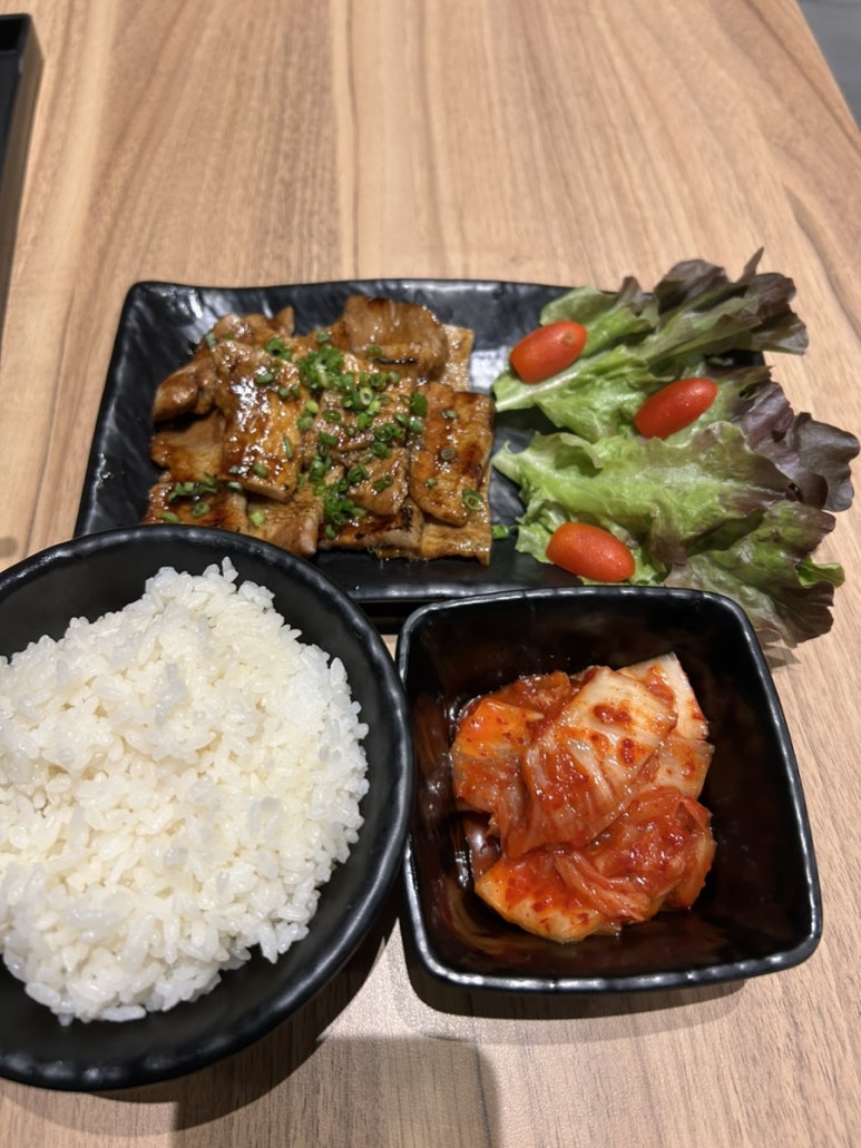 투어 끝나고 잠시 숙소에서 쉬다가 저녁을 먹으러 나왔어요
